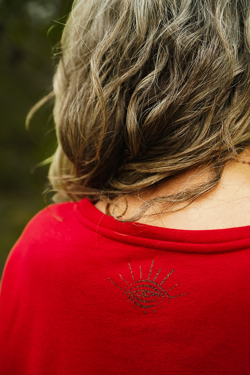 sweat-shirt-rouge-femme-court-marquage-dore