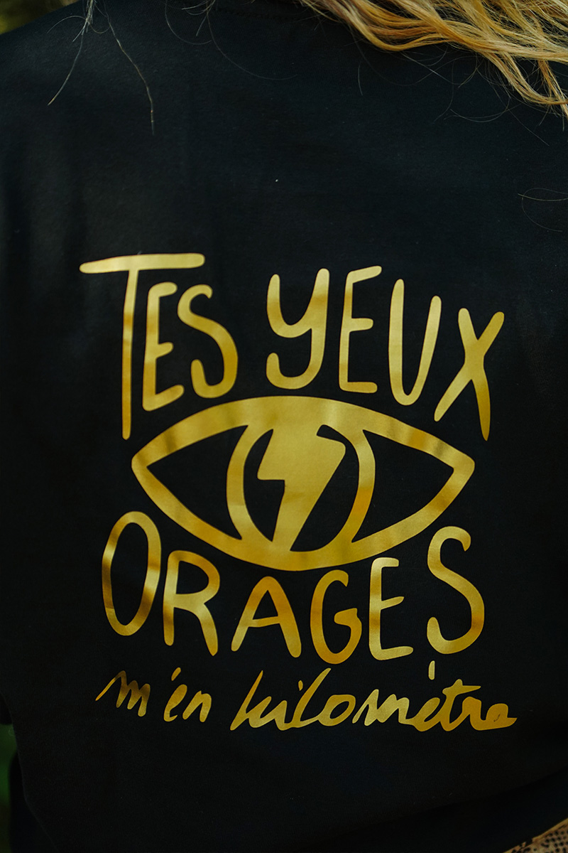 t-shirt-noir-tes-yeux-orages-m-en-kilometre-or-dos